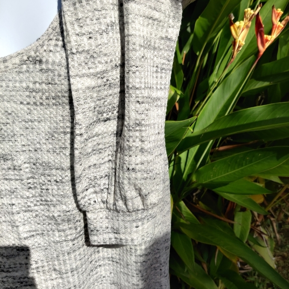 NWT - EXPRESS Gray Waffle Knit Blouson Sleeve Tee - Sz M - Picture 8 of 8